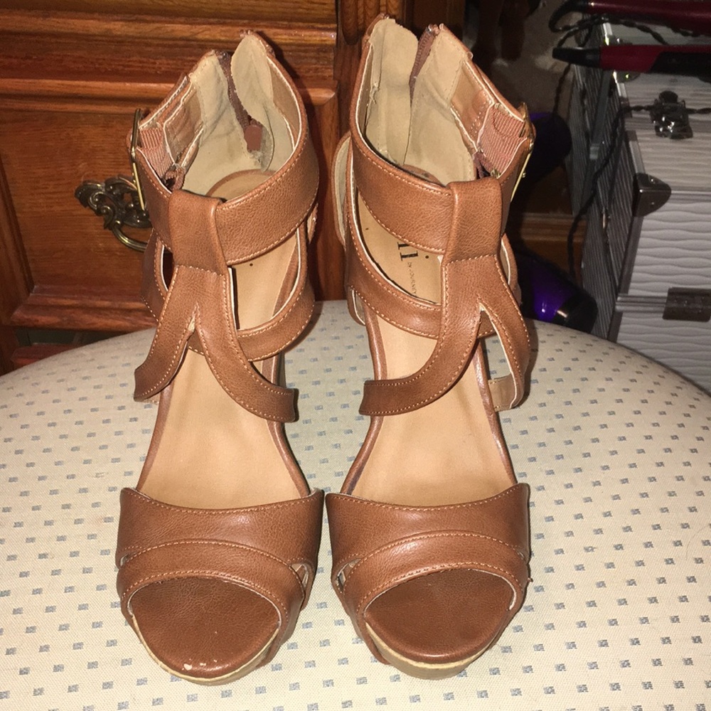 Shi brown leather wedges! Size 8.5